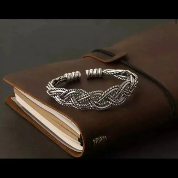 Beautiful Bracelet Creative Hollow Twist Design Open Bangles Party Jewelry NEW - Picture 2 of 6